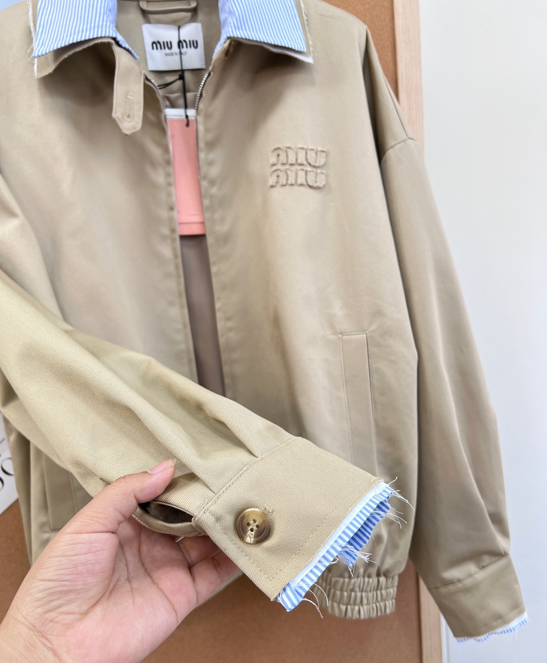 🆕Miu Miu 26Ss早春新款徽标条纹翻领拼接夹克短外套。- 标志性徽标刺绣：胸口精致立体miu m