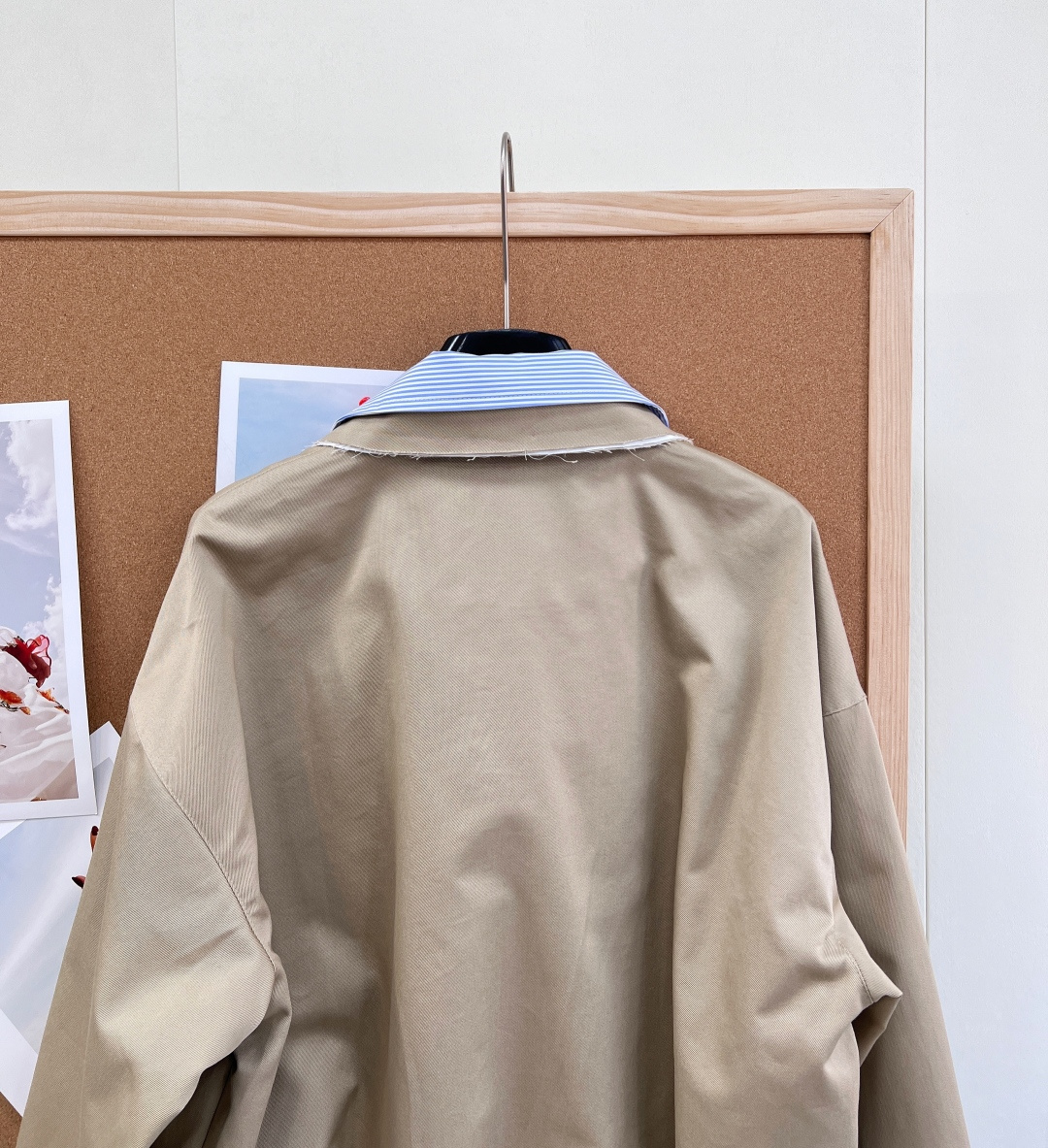 🆕Miu Miu 26Ss早春新款徽标条纹翻领拼接夹克短外套。- 标志性徽标刺绣：胸口精致立体miu m