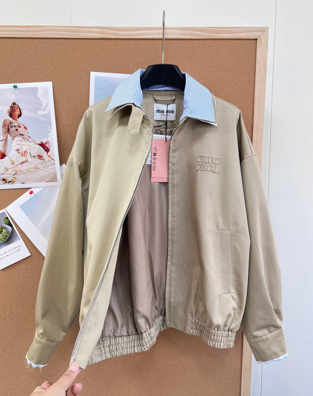 🆕Miu Miu 26Ss早春新款徽标条纹翻领拼接夹克短外套。- 标志性徽标刺绣：胸口精致立体miu m