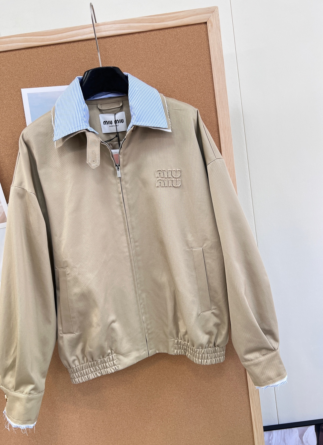 🆕Miu Miu 26Ss早春新款徽标条纹翻领拼接夹克短外套。- 标志性徽标刺绣：胸口精致立体miu m