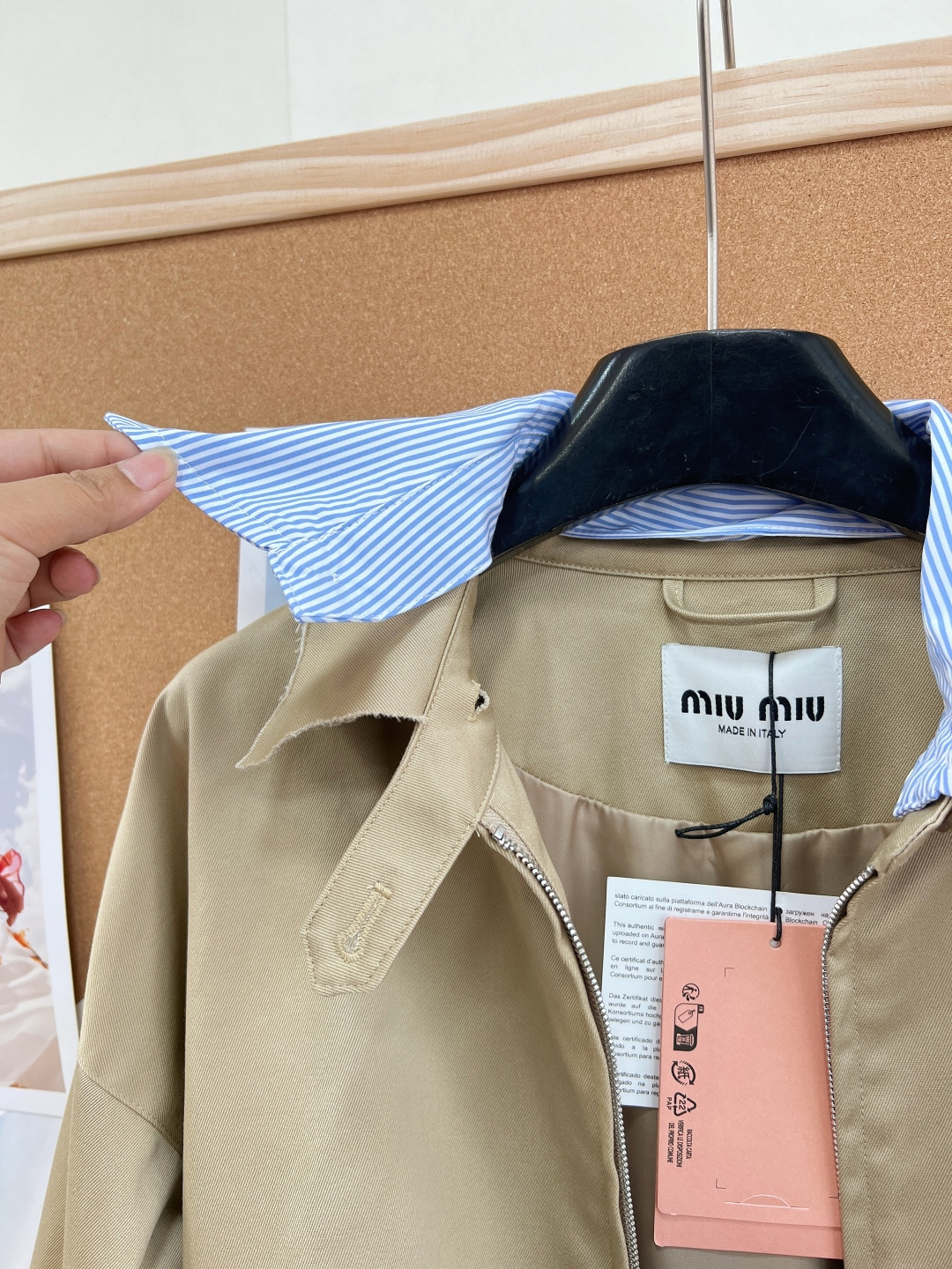 🆕Miu Miu 26Ss早春新款徽标条纹翻领拼接夹克短外套。- 标志性徽标刺绣：胸口精致立体miu m