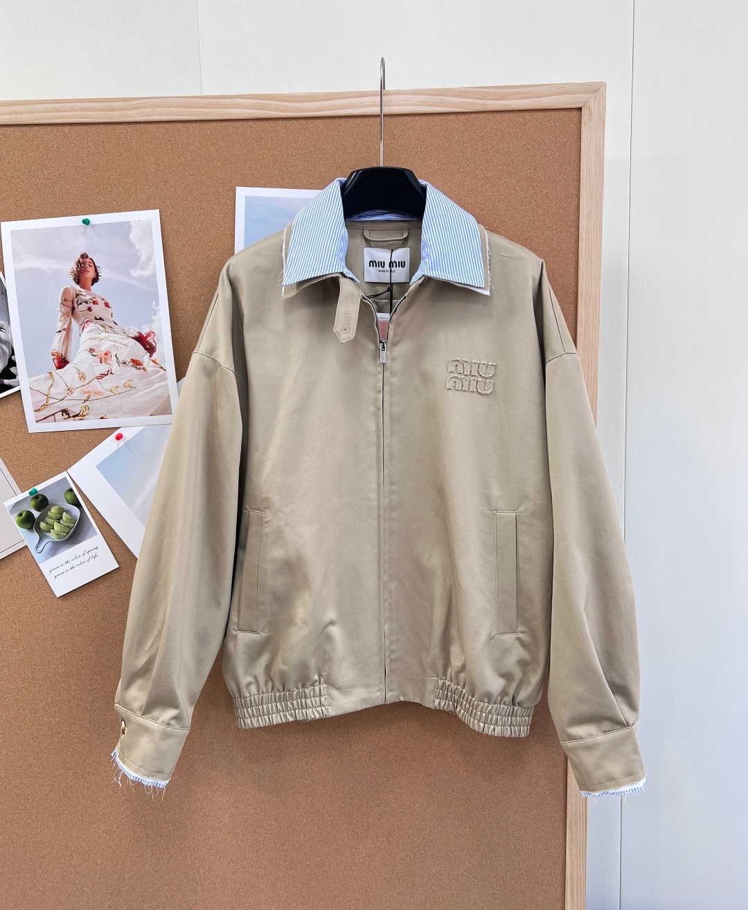 🆕Miu Miu 26Ss早春新款徽标条纹翻领拼接夹克短外套。- 标志性徽标刺绣：胸口精致立体miu m