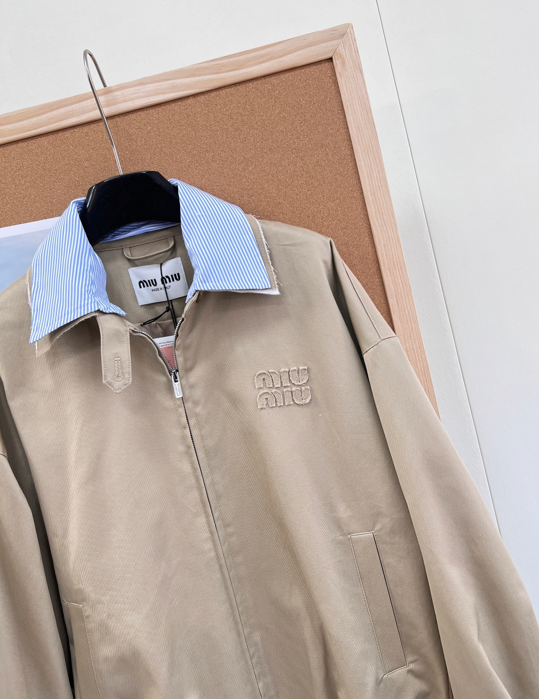 🆕Miu Miu 26Ss早春新款徽标条纹翻领拼接夹克短外套。- 标志性徽标刺绣：胸口精致立体miu m