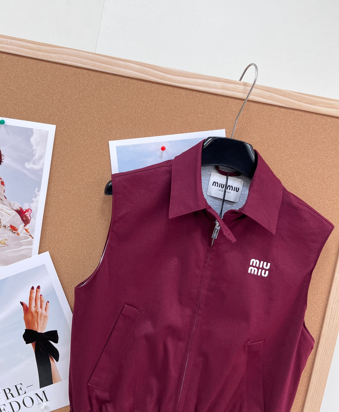 🆕MiuMiu2026春夏新款酒红色马甲，经典翻领+拉链设计，简约复古风，科技面料轻薄柔软，穿着舒适透气
