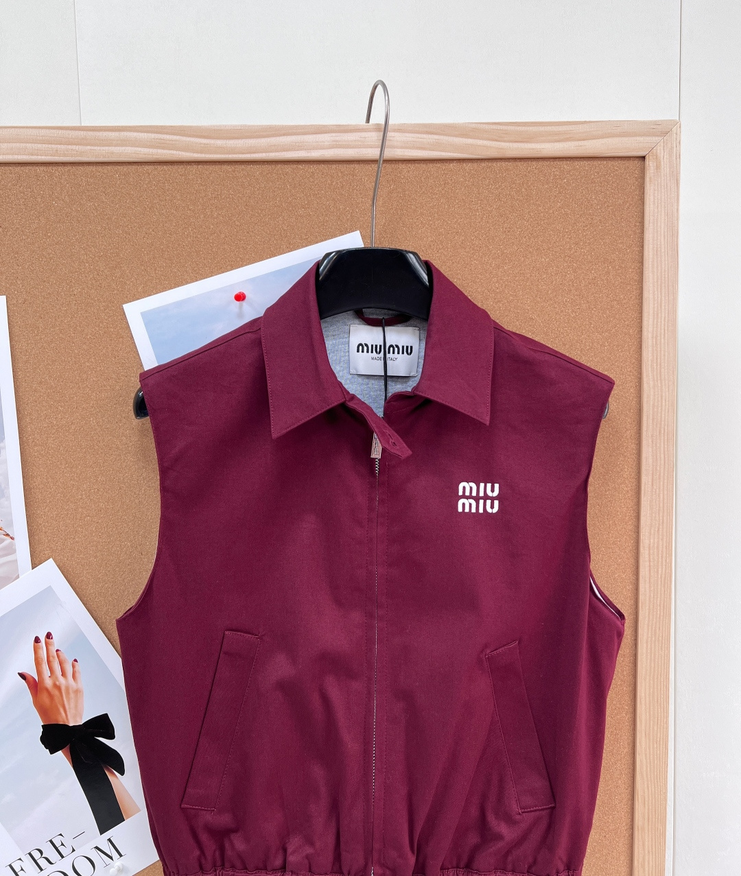 🆕MiuMiu2026春夏新款酒红色马甲，经典翻领+拉链设计，简约复古风，科技面料轻薄柔软，穿着舒适透气