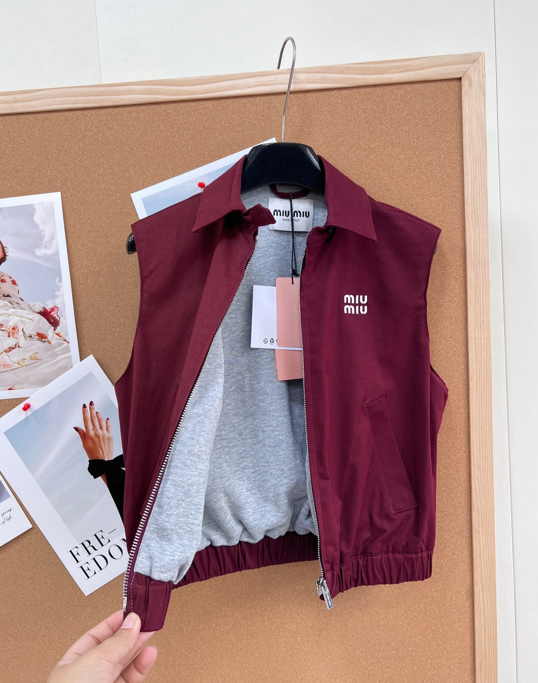 🆕MiuMiu2026春夏新款酒红色马甲，经典翻领+拉链设计，简约复古风，科技面料轻薄柔软，穿着舒适透气