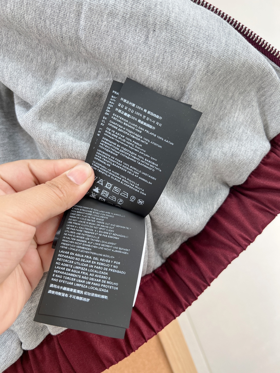 🆕MiuMiu2026春夏新款酒红色马甲，经典翻领+拉链设计，简约复古风，科技面料轻薄柔软，穿着舒适透气