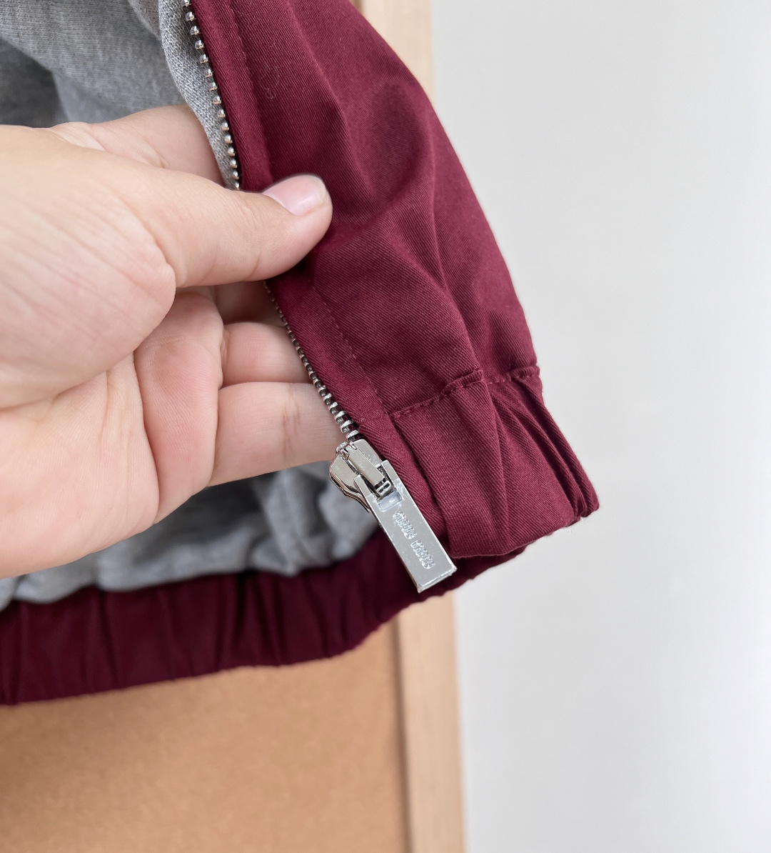 🆕MiuMiu2026春夏新款酒红色马甲，经典翻领+拉链设计，简约复古风，科技面料轻薄柔软，穿着舒适透气