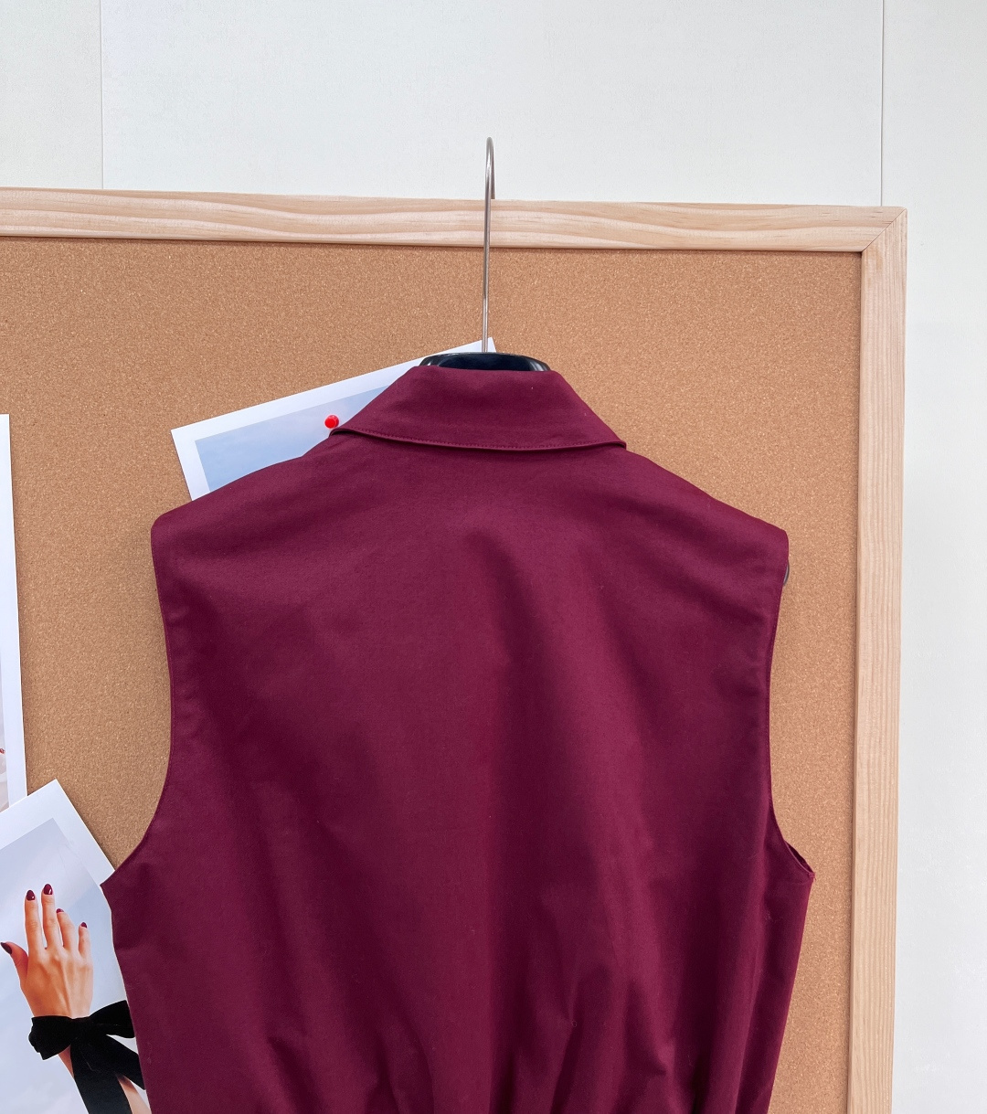 🆕MiuMiu2026春夏新款酒红色马甲，经典翻领+拉链设计，简约复古风，科技面料轻薄柔软，穿着舒适透气