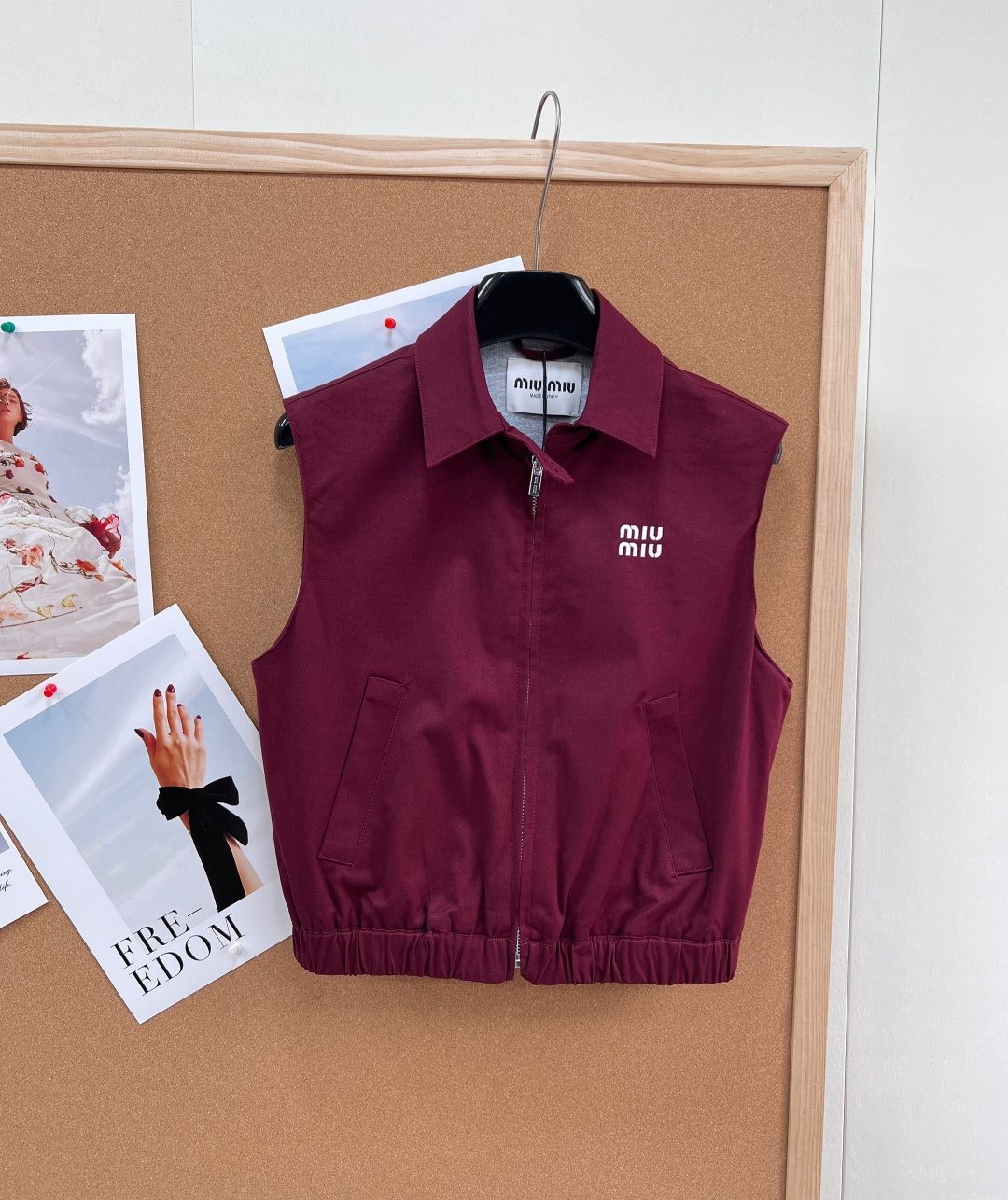 🆕MiuMiu2026春夏新款酒红色马甲，经典翻领+拉链设计，简约复古风，科技面料轻薄柔软，穿着舒适透气