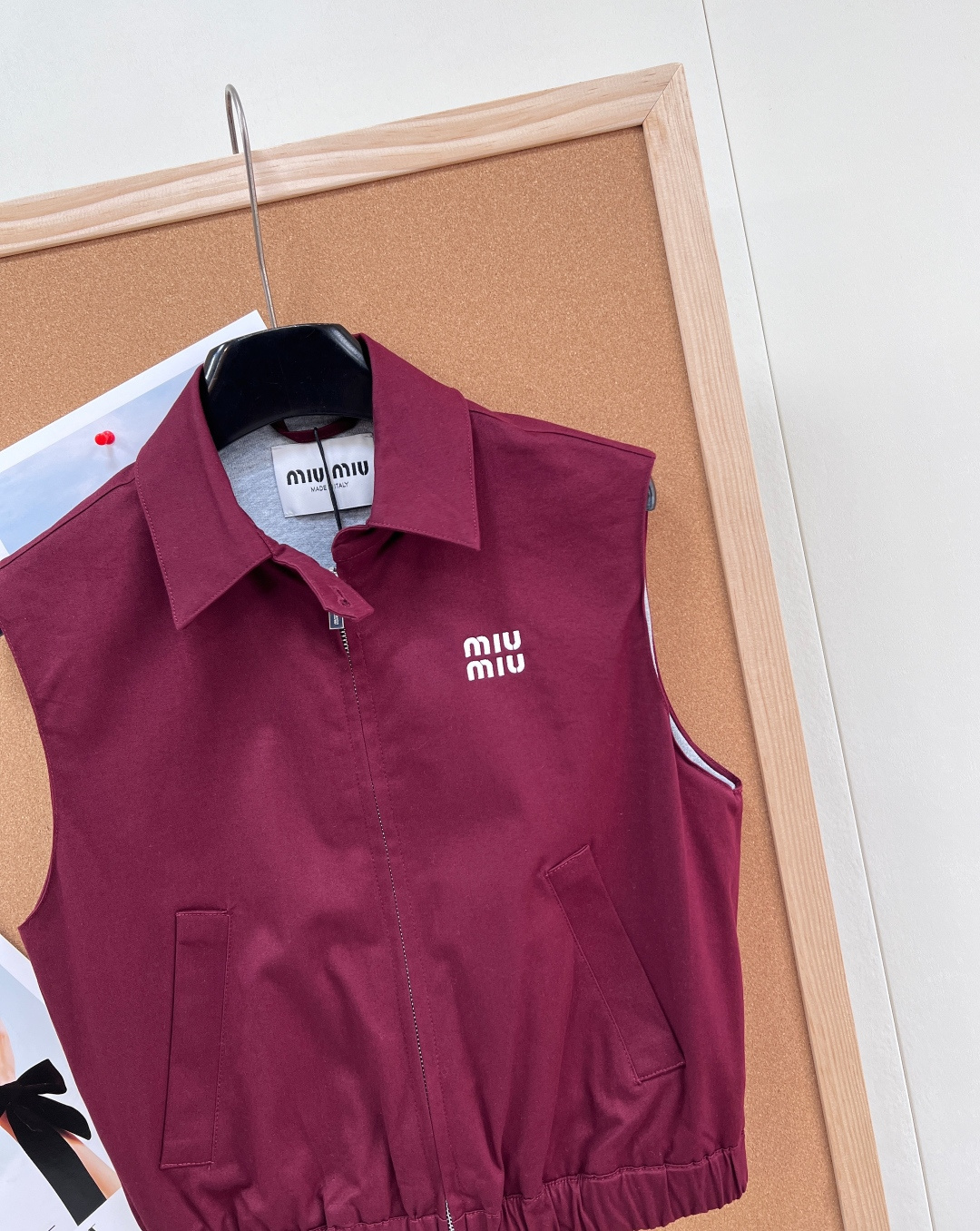 🆕MiuMiu2026春夏新款酒红色马甲，经典翻领+拉链设计，简约复古风，科技面料轻薄柔软，穿着舒适透气