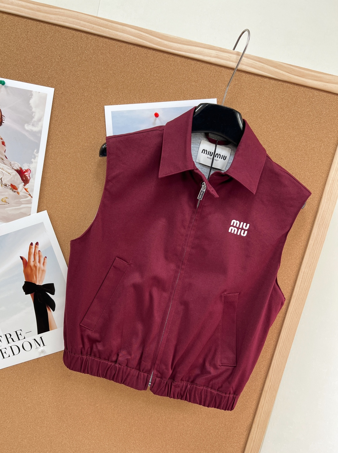 🆕MiuMiu2026春夏新款酒红色马甲，经典翻领+拉链设计，简约复古风，科技面料轻薄柔软，穿着舒适透气
