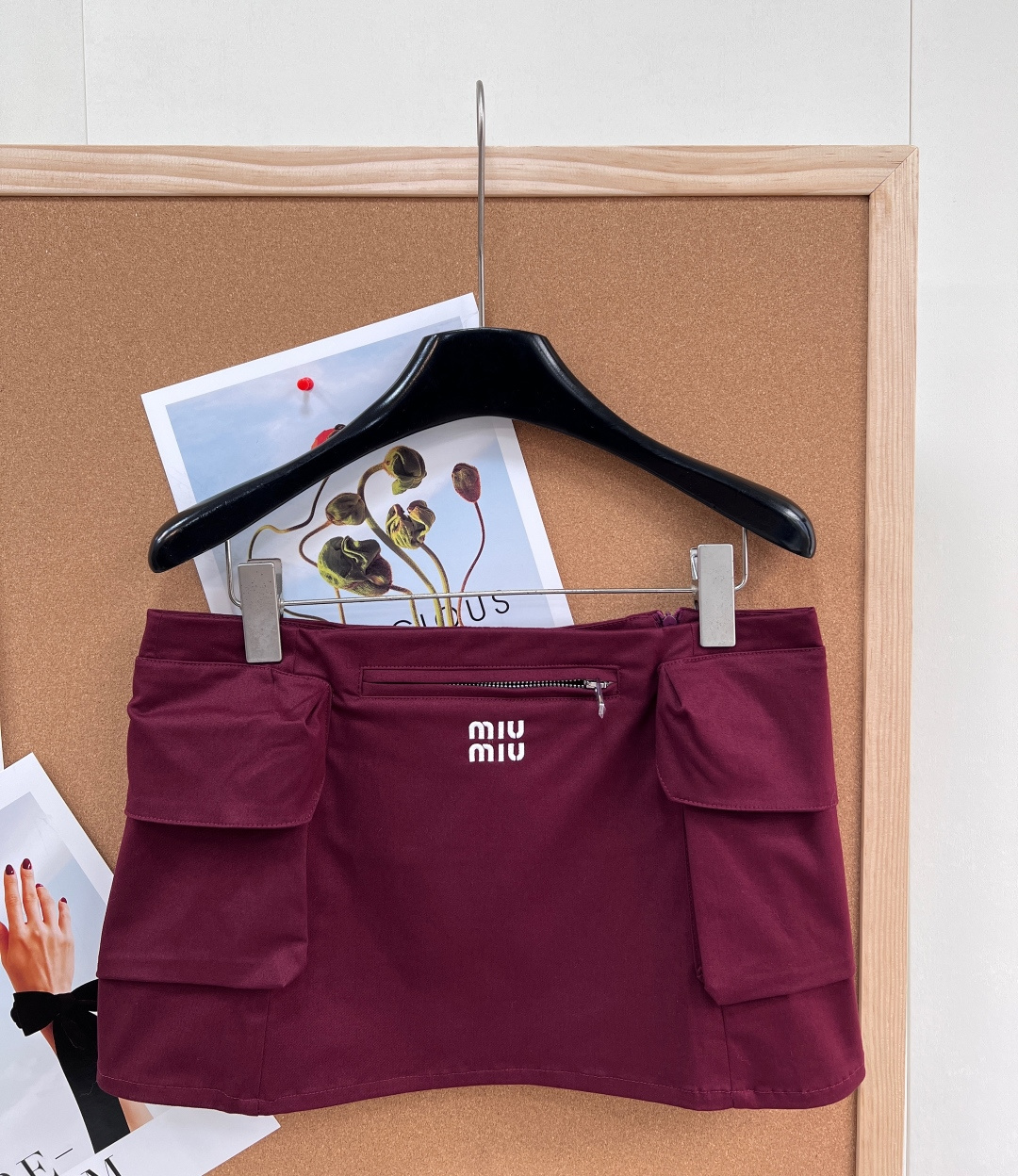 🆕MiuMiu 2026早春系列酒红色工装半裙，采用轻便耐用尼龙面料，两侧大口袋+正面拉链口袋，实用又有