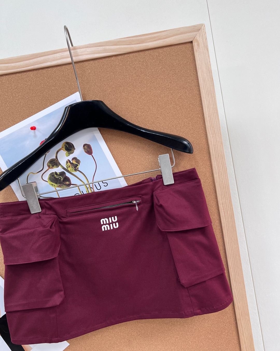 🆕MiuMiu 2026早春系列酒红色工装半裙，采用轻便耐用尼龙面料，两侧大口袋+正面拉链口袋，实用又有