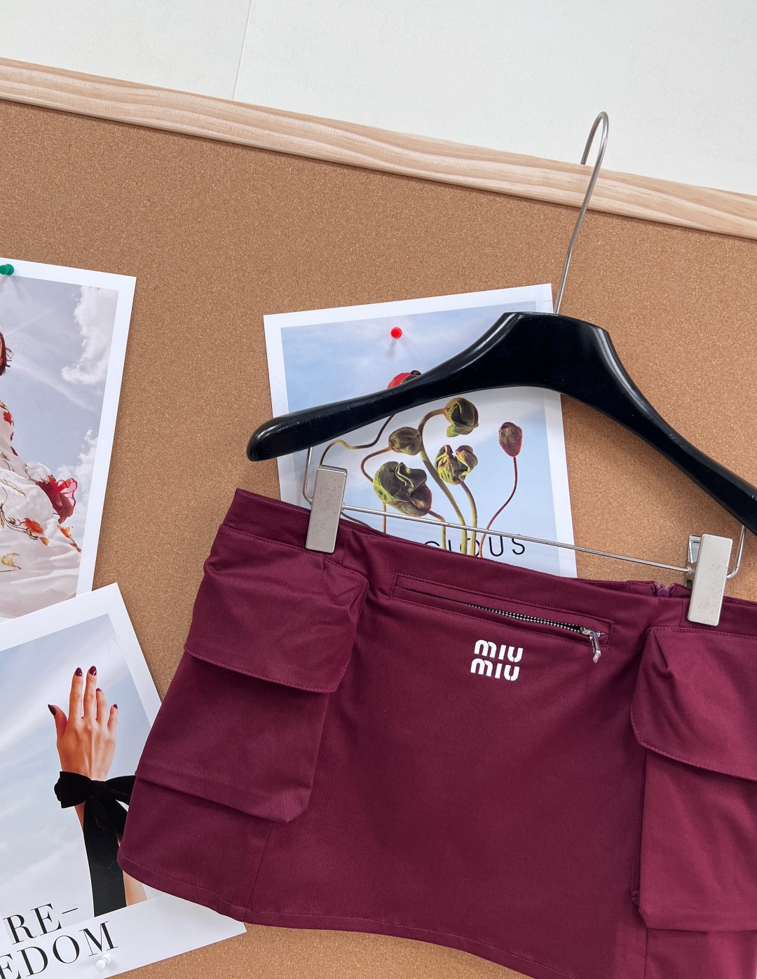 🆕MiuMiu 2026早春系列酒红色工装半裙，采用轻便耐用尼龙面料，两侧大口袋+正面拉链口袋，实用又有