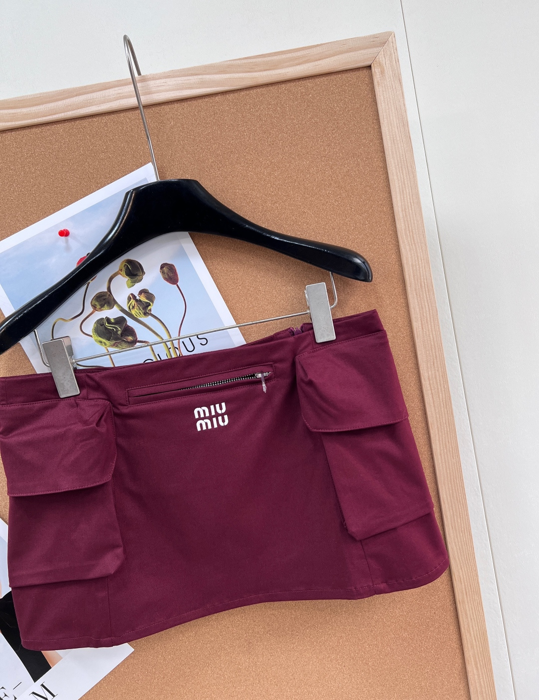 🆕MiuMiu 2026早春系列酒红色工装半裙，采用轻便耐用尼龙面料，两侧大口袋+正面拉链口袋，实用又有