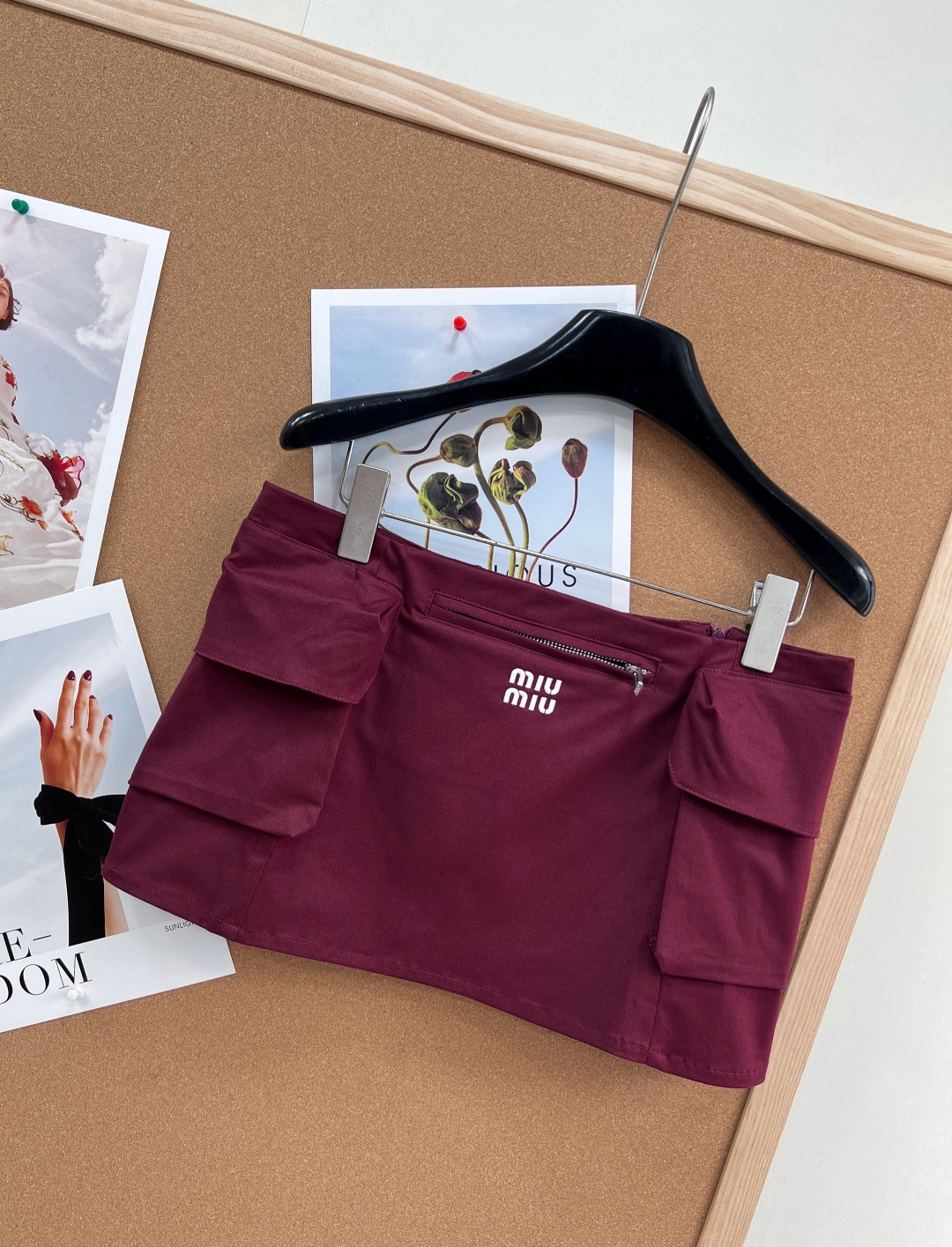 🆕MiuMiu 2026早春系列酒红色工装半裙，采用轻便耐用尼龙面料，两侧大口袋+正面拉链口袋，实用又有