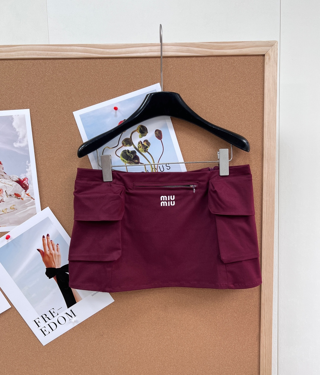 🆕MiuMiu 2026早春系列酒红色工装半裙，采用轻便耐用尼龙面料，两侧大口袋+正面拉链口袋，实用又有