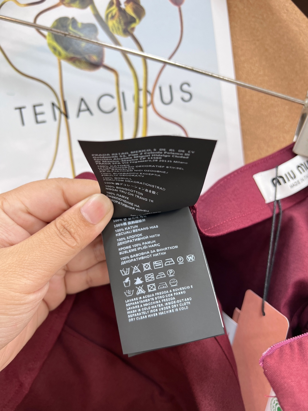 🆕MiuMiu 2026早春系列酒红色工装半裙，采用轻便耐用尼龙面料，两侧大口袋+正面拉链口袋，实用又有