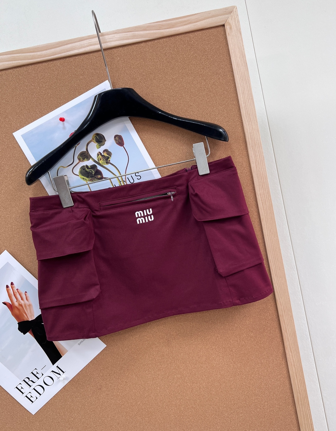 🆕MiuMiu 2026早春系列酒红色工装半裙，采用轻便耐用尼龙面料，两侧大口袋+正面拉链口袋，实用又有