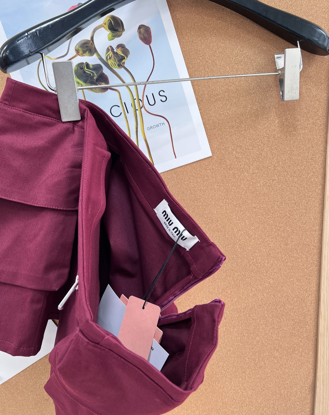 🆕MiuMiu 2026早春系列酒红色工装半裙，采用轻便耐用尼龙面料，两侧大口袋+正面拉链口袋，实用又有