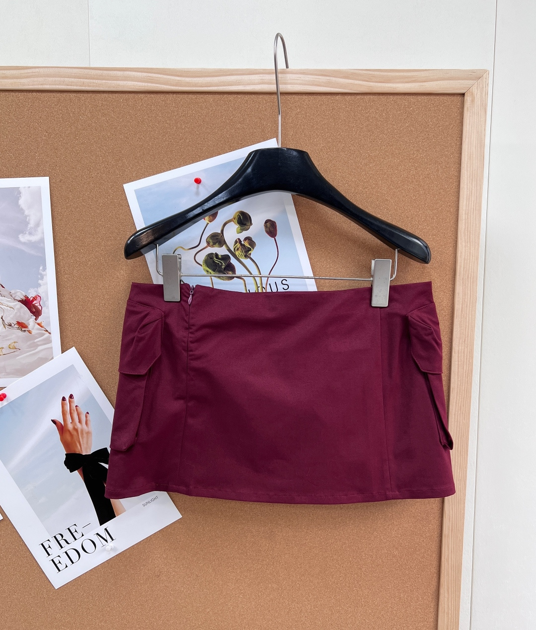 🆕MiuMiu 2026早春系列酒红色工装半裙，采用轻便耐用尼龙面料，两侧大口袋+正面拉链口袋，实用又有