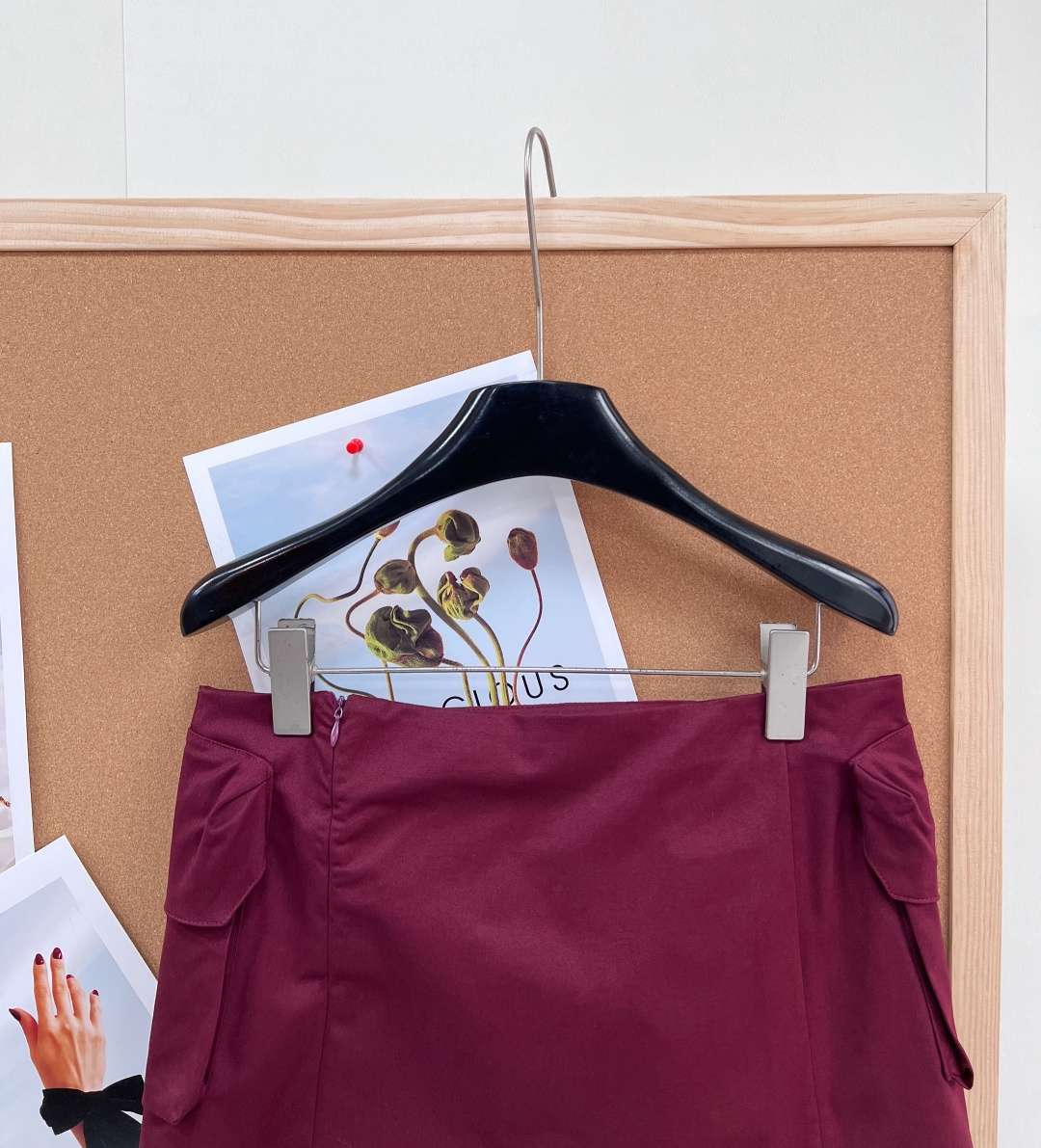 🆕MiuMiu 2026早春系列酒红色工装半裙，采用轻便耐用尼龙面料，两侧大口袋+正面拉链口袋，实用又有