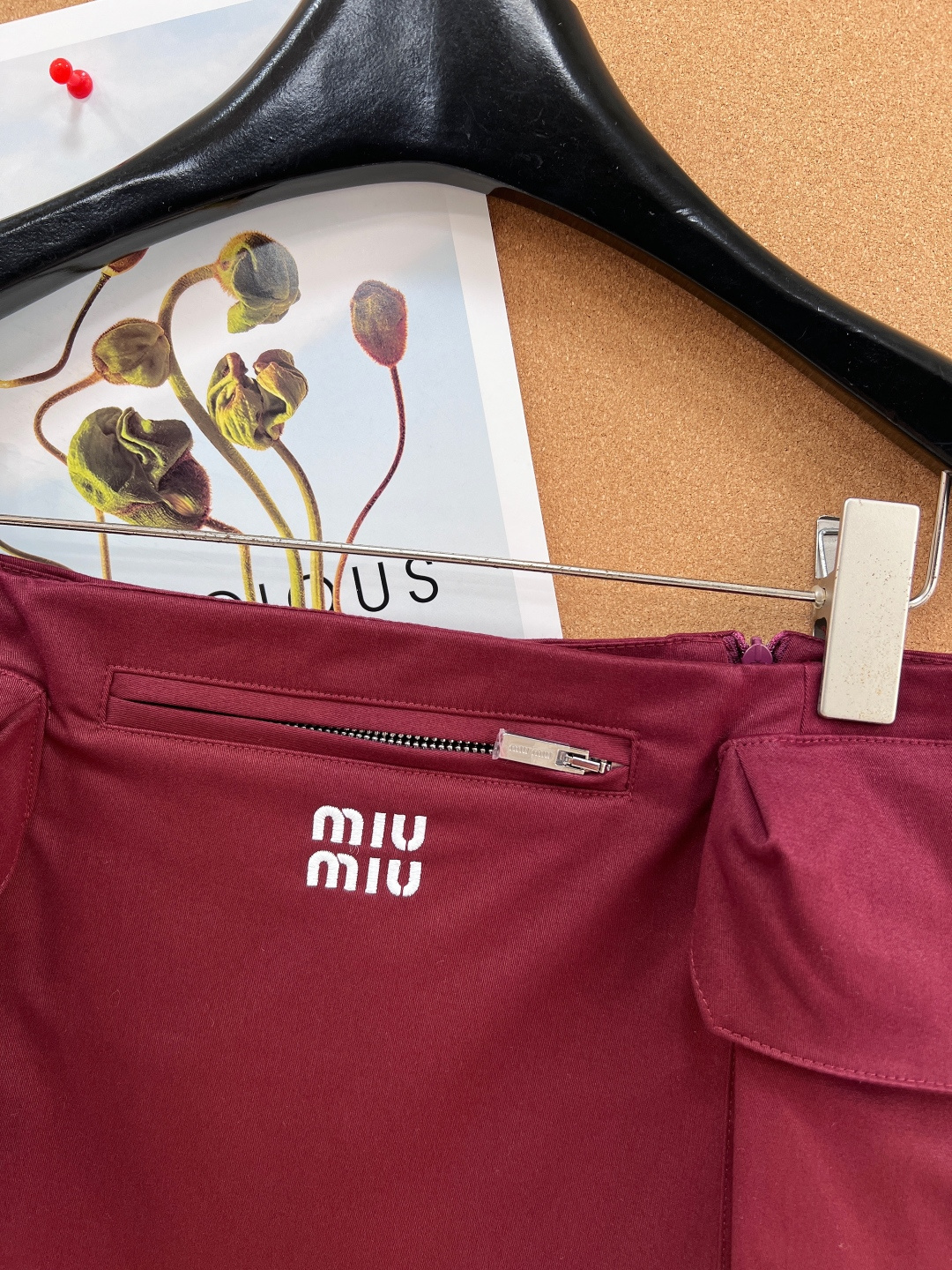 🆕MiuMiu 2026早春系列酒红色工装半裙，采用轻便耐用尼龙面料，两侧大口袋+正面拉链口袋，实用又有