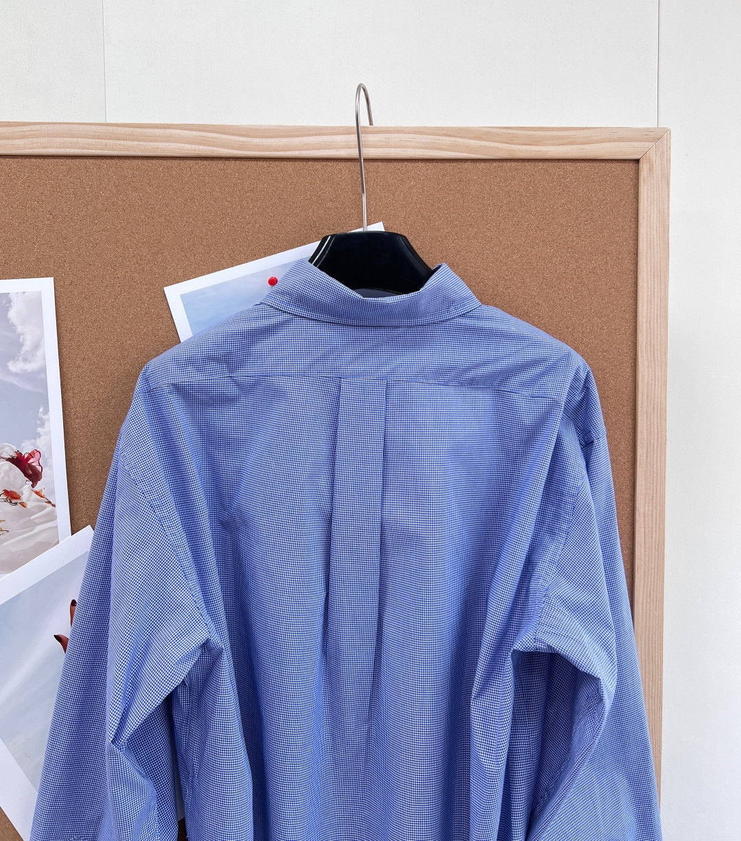 🆕Miu Miu 字母贴片细格纹短款衬衫，甜酷miu系少女的衣橱本命单品！- 复古细格纹面料：经典蓝灰细