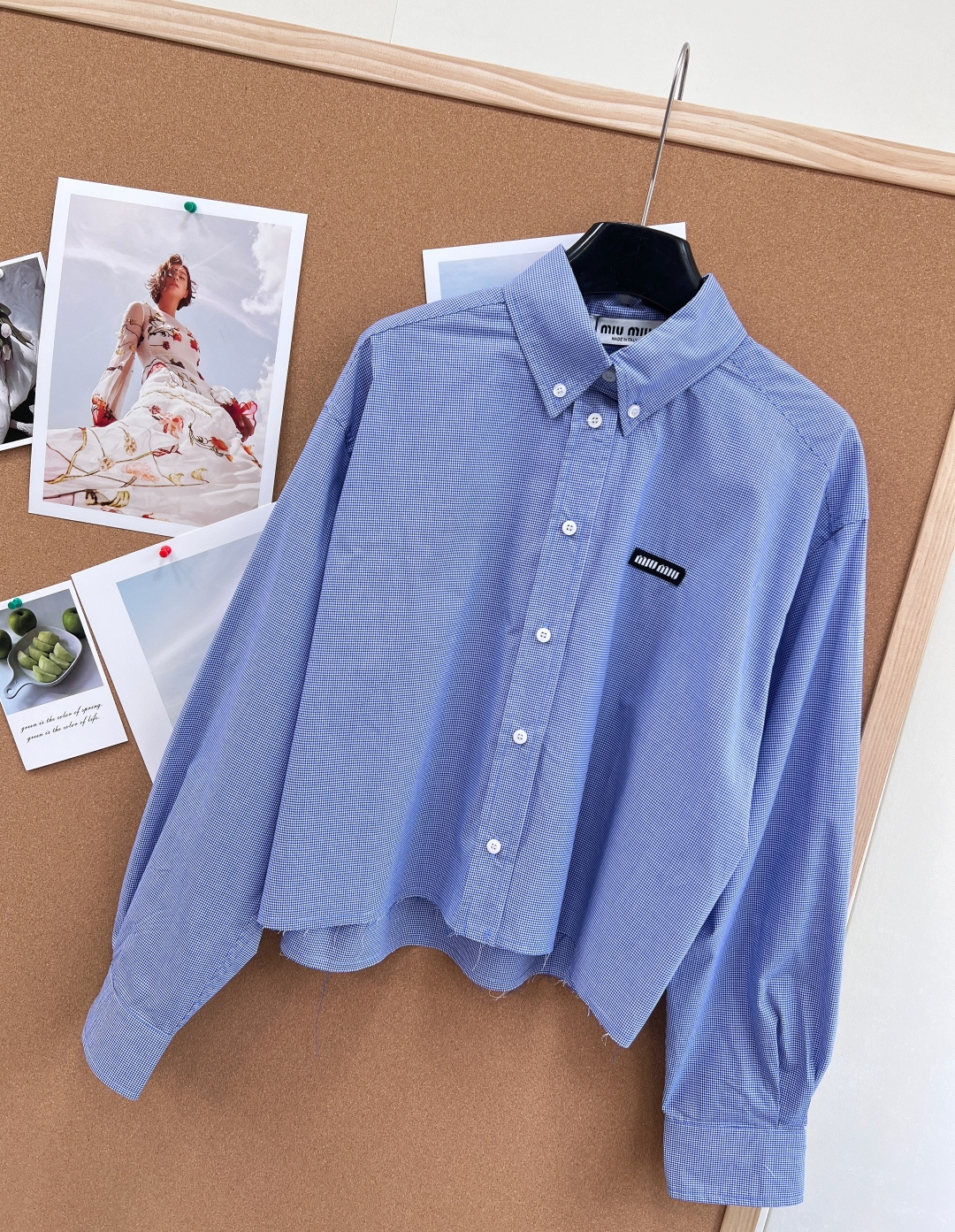 🆕Miu Miu 字母贴片细格纹短款衬衫，甜酷miu系少女的衣橱本命单品！- 复古细格纹面料：经典蓝灰细