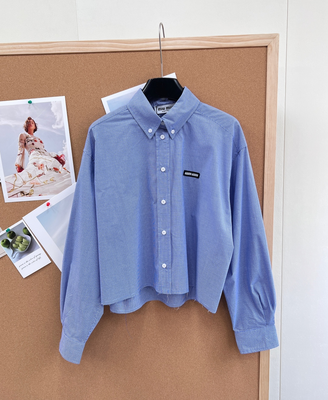 🆕Miu Miu 字母贴片细格纹短款衬衫，甜酷miu系少女的衣橱本命单品！- 复古细格纹面料：经典蓝灰细