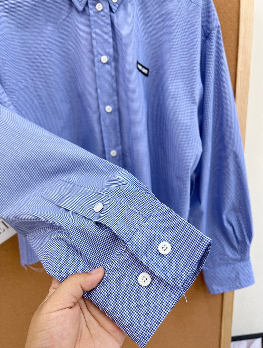 🆕Miu Miu 字母贴片细格纹短款衬衫，甜酷miu系少女的衣橱本命单品！- 复古细格纹面料：经典蓝灰细