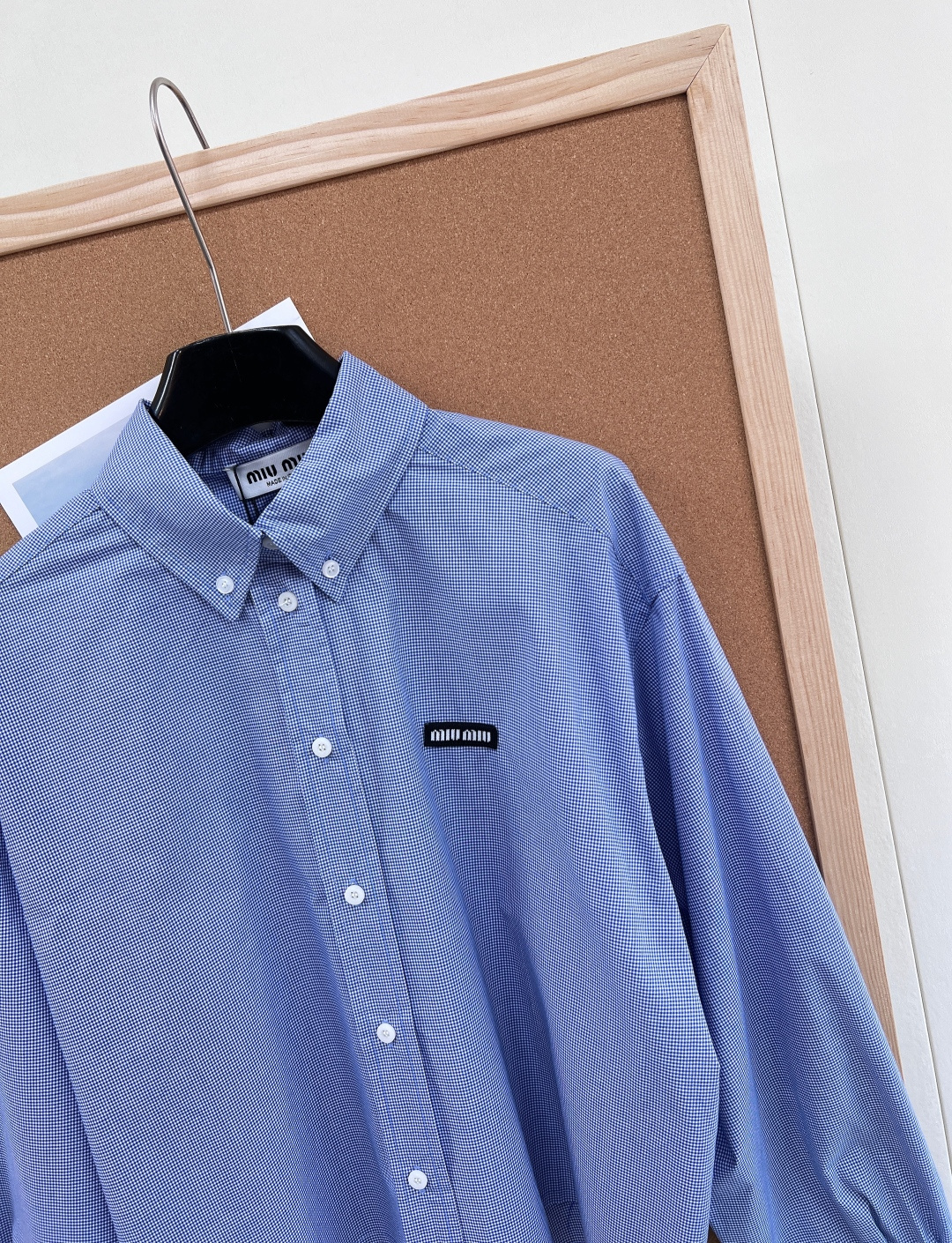 🆕Miu Miu 字母贴片细格纹短款衬衫，甜酷miu系少女的衣橱本命单品！- 复古细格纹面料：经典蓝灰细