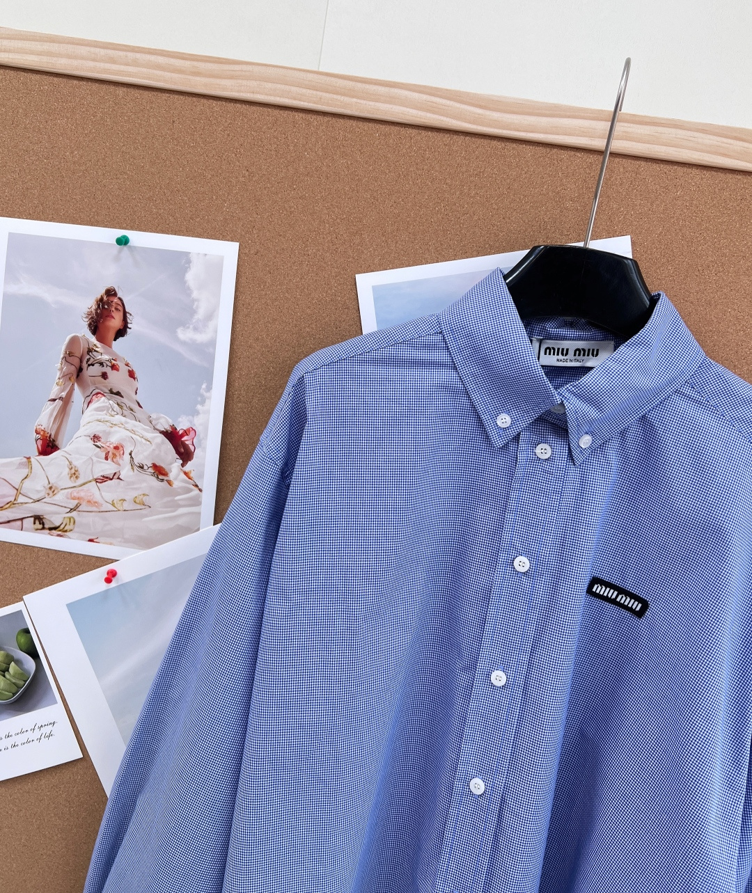🆕Miu Miu 字母贴片细格纹短款衬衫，甜酷miu系少女的衣橱本命单品！- 复古细格纹面料：经典蓝灰细