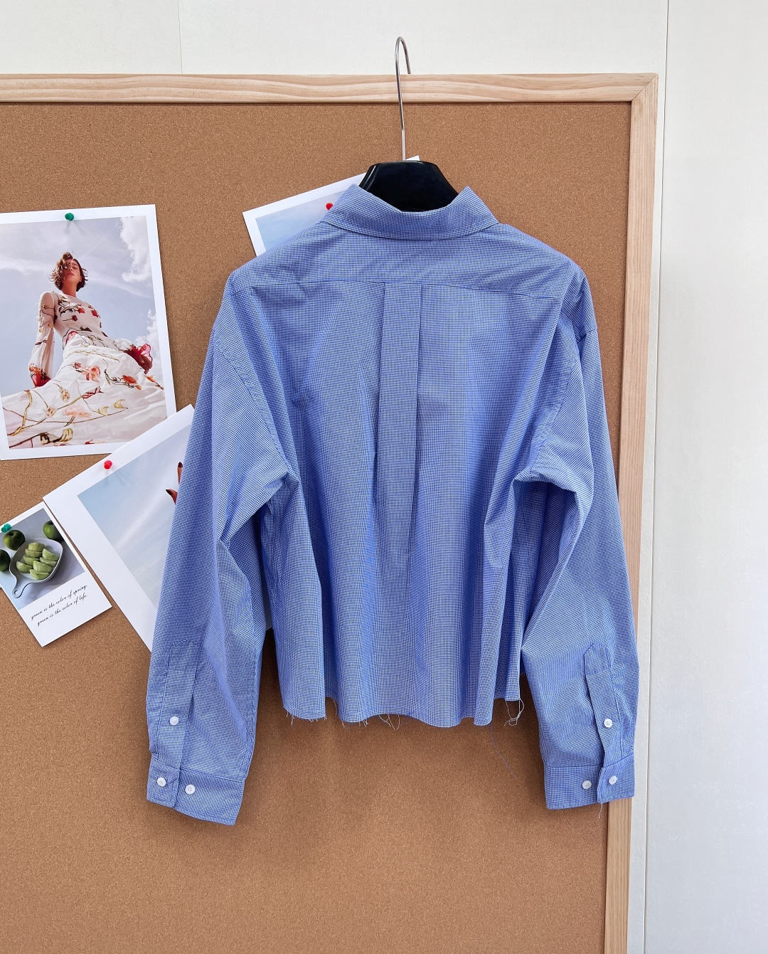 🆕Miu Miu 字母贴片细格纹短款衬衫，甜酷miu系少女的衣橱本命单品！- 复古细格纹面料：经典蓝灰细