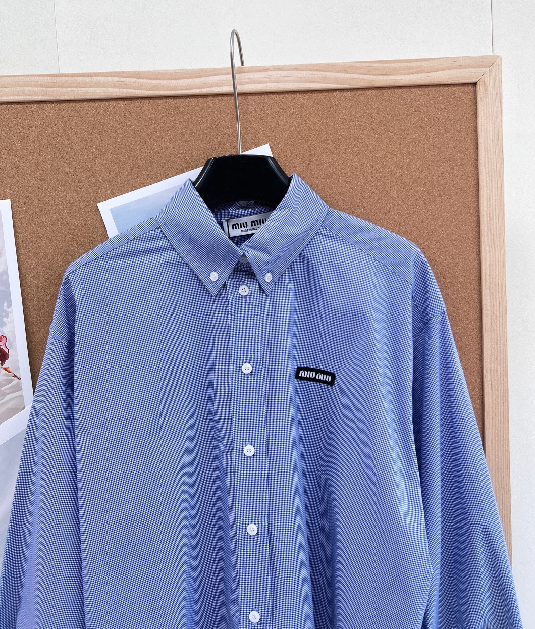 🆕Miu Miu 字母贴片细格纹短款衬衫，甜酷miu系少女的衣橱本命单品！- 复古细格纹面料：经典蓝灰细