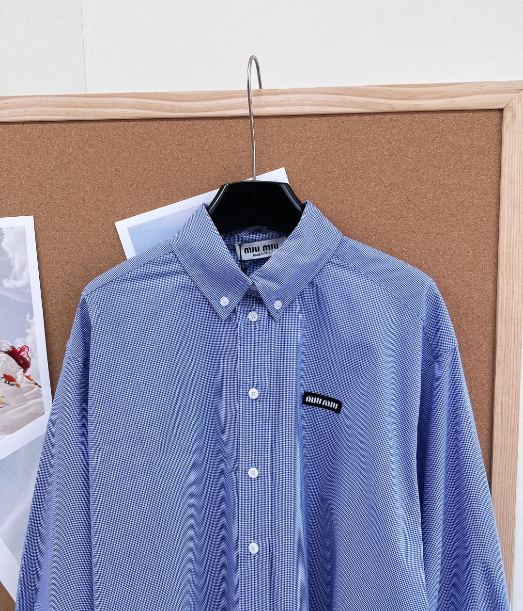 🆕Miu Miu 字母贴片细格纹短款衬衫，甜酷miu系少女的衣橱本命单品！- 复古细格纹面料：经典蓝灰细