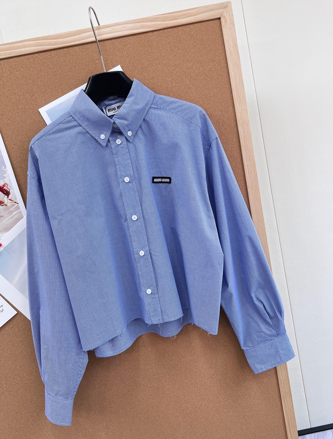 🆕Miu Miu 字母贴片细格纹短款衬衫，甜酷miu系少女的衣橱本命单品！- 复古细格纹面料：经典蓝灰细