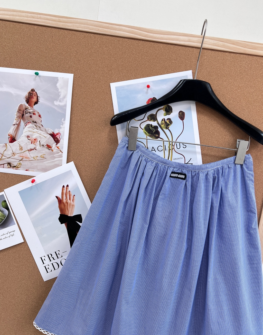 🆕Miu Miu 新款蓝格纹花边A字短裙。miu系少女感的元气担当，复古甜妹本命单品！- 清新蓝细格纹面