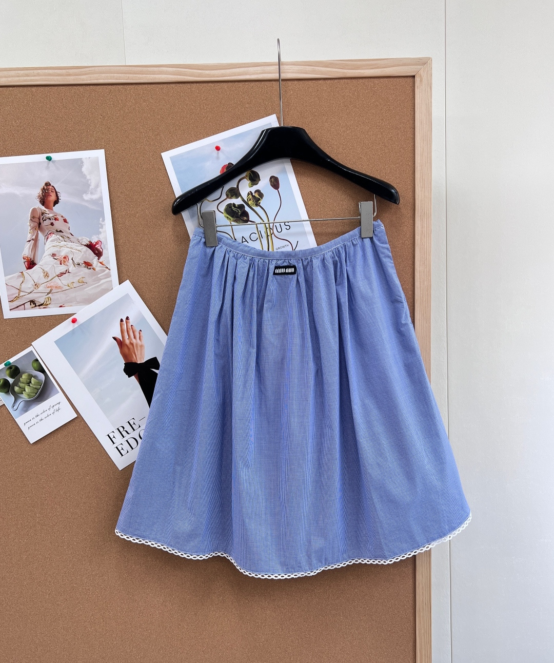 🆕Miu Miu 新款蓝格纹花边A字短裙。miu系少女感的元气担当，复古甜妹本命单品！- 清新蓝细格纹面