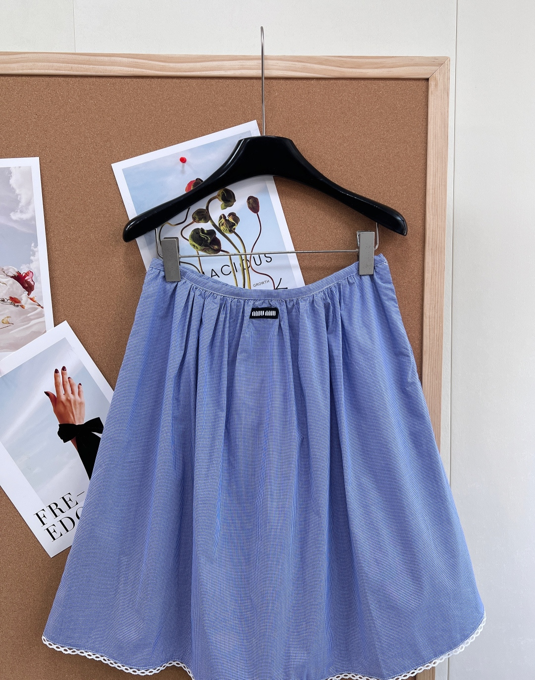 🆕Miu Miu 新款蓝格纹花边A字短裙。miu系少女感的元气担当，复古甜妹本命单品！- 清新蓝细格纹面