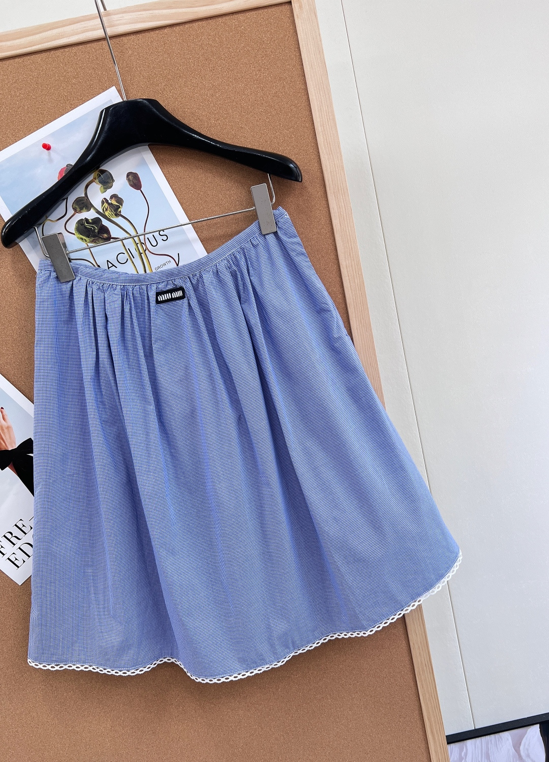 🆕Miu Miu 新款蓝格纹花边A字短裙。miu系少女感的元气担当，复古甜妹本命单品！- 清新蓝细格纹面