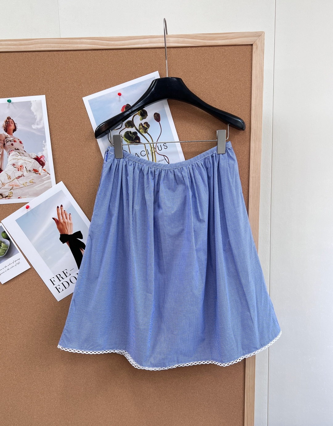 🆕Miu Miu 新款蓝格纹花边A字短裙。miu系少女感的元气担当，复古甜妹本命单品！- 清新蓝细格纹面