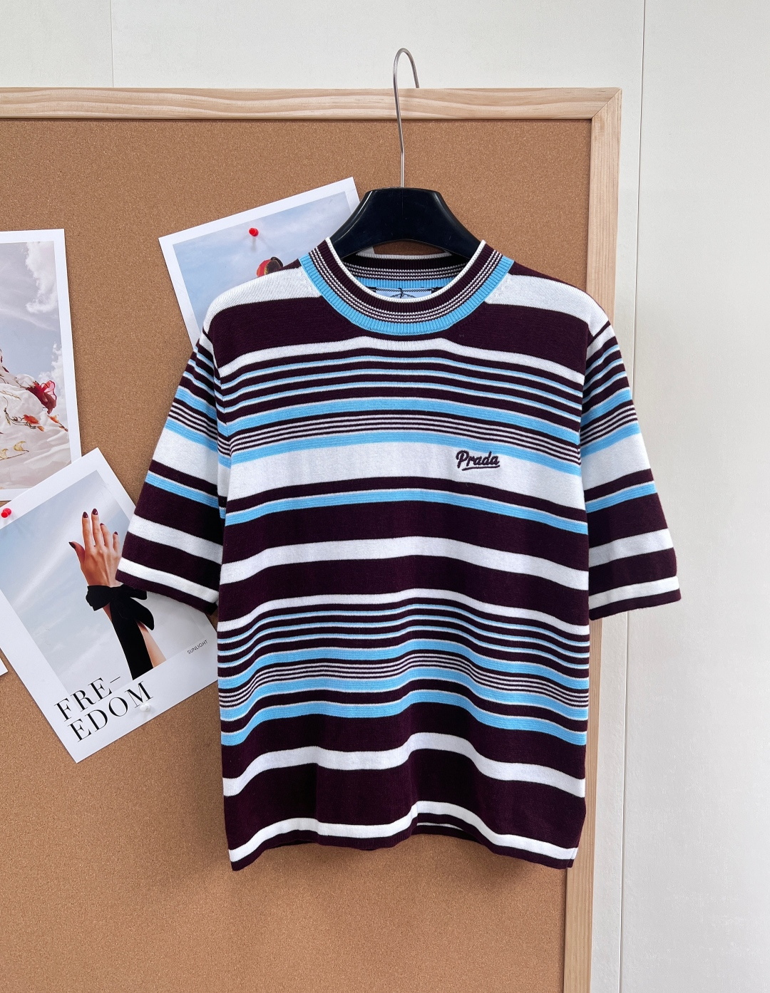 NO:792050,Prada 2026SS new contrast striped knitted short-sleeve, - Retro contrast striped burgundy + milk white + azure blue three-color interweaving, thick and thin stripes arranged at random, comes with 90s retro filter, rich visual layering without clutter, accurately restoring the color ratio of the 26 show. -  The Prada handwritten logo is embroidered on the chest with exquisite details. The stitching is fine and neat, low-key and luxurious without being ostentatious, and perfectly replicates the luxury-grade craftsmanship. The collar is designed with contrasting ribbing, which is elastic and fits the neck without strangulating the neck, while enhancing the retro atmosphere. - Loose off-shoulder style, off-shoulder sleeves + slightly loose tailoring, weakening the shoulder line, modifying the body shape, friendly to all shoulder types, covering the flesh and slimming effect, lazy and casual without losing the sense of luxury. -  It is made of cashmere wool blended soft, waxy and skin-friendly high-elastic knitted fabric, which has a delicate and smooth touch, is breathable and not sweaty, and is suitable for all seasons; it has moderate elasticity, no sense of restraint when worn, and is not easy to deform or pill when worn for a long time. - The knitted texture is tight and uniform, the drape is excellent, and the upper body is stiff and soft, taking into account both comfort and shape stability. - Wear it alone with a denim skirt/wide-leg pants, and you can instantly transform into a French retro street style, refreshing and fashionable. -  Wear it layered with a turtleneck base/shirt underneath and a suit/windbreaker/vest on the outside. It can also create a sense of layering in autumn and winter, and is suitable for commuting, dating, vacation and other scenes. - Versatile for all seasons, it can be worn alone in spring, sun-protected in summer, layered in autumn, and layered in winter. It is a 'universal style' that can be worn in the wardrobe for all seasons. Complete with three standards, great deal!  Size sml code P,,prada,skirts,shirts,T-shirt,business suit,19860909Prada 2026SS新款撞色条纹针织短袖, - 复古撞色条纹酒红+奶白+天青蓝三色交织,粗细条纹错落排布,自带90年代复古滤镜,视觉层次丰富又不杂乱,精准还原26秀场配色比例. - 精致细节标识胸口刺绣Prada手写体Logo,针脚细密工整,低调轻奢不张扬,完美复刻奢侈品级工艺质感；领口撞色罗纹设计,弹力贴合不勒颈,同时强化复古氛围. - 宽松落肩版型落肩袖+微宽松剪裁,弱化肩线、修饰身形,对各种肩型都友好,遮肉显瘦效果拉满,慵懒随性又不失高级感. - 选用羊绒羊毛混纺软糯亲肤的高弹针织面料,触感细腻顺滑,透气不闷汗,四季皆宜；弹力适中,穿着无束缚感,久穿不易变形、起球. - 针织纹理紧密均匀,垂坠感优秀,上身挺括又柔软,兼顾舒适与版型稳定性. - 单穿搭配牛仔半裙/阔腿裤,秒变法式复古街头风,清爽又时髦. - 叠穿内搭高领打底/衬衫,外披西装/风衣/马甲,秋冬也能打造层次感,适配通勤、约会、度假等多场景. - 四季百搭春单穿、夏防晒、秋叠穿、冬内搭,是衣橱里能穿满四季的“万能款”.三标齐全,大货出！ 尺码sml 编码P,,prada,skirts,shirts,T-shirt,business suit,,Women's clothing