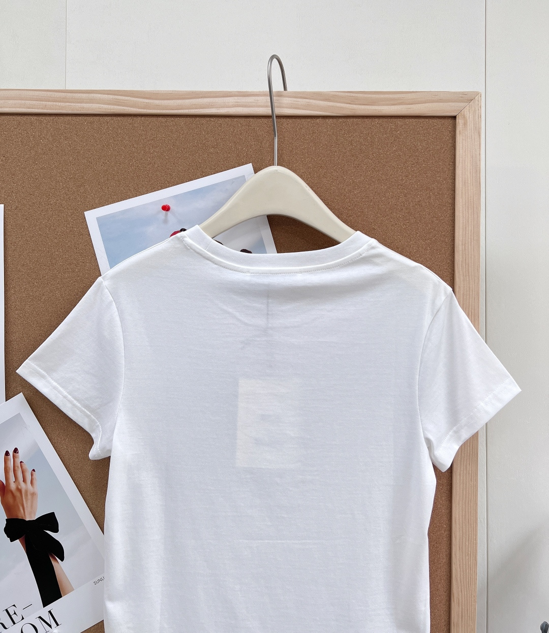 🆕Acne Studios 春夏新款字母印花短袖T恤，- 复古字母印花：标志性「Acne Studios