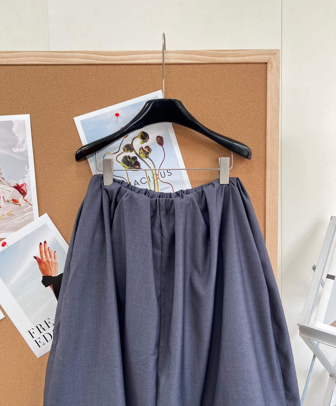 🆕MiuMiu深灰弹力腰半裙，轻薄面料，穿着舒适又显高级。中长款+弹力腰，贴合身形，活动自如~裙身黑标l