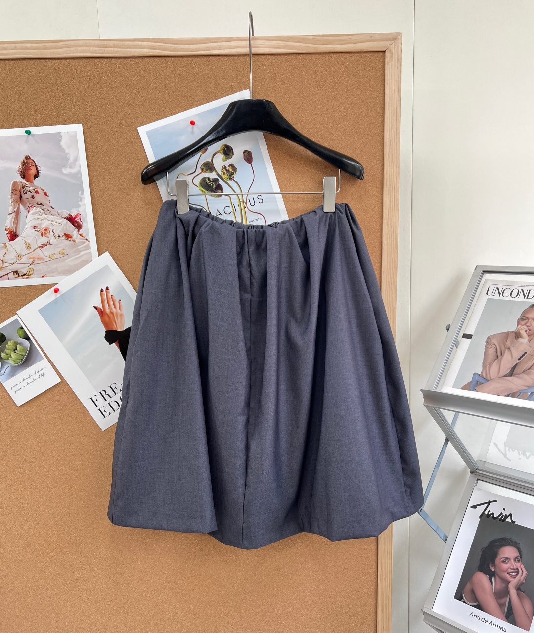 🆕MiuMiu深灰弹力腰半裙，轻薄面料，穿着舒适又显高级。中长款+弹力腰，贴合身形，活动自如~裙身黑标l