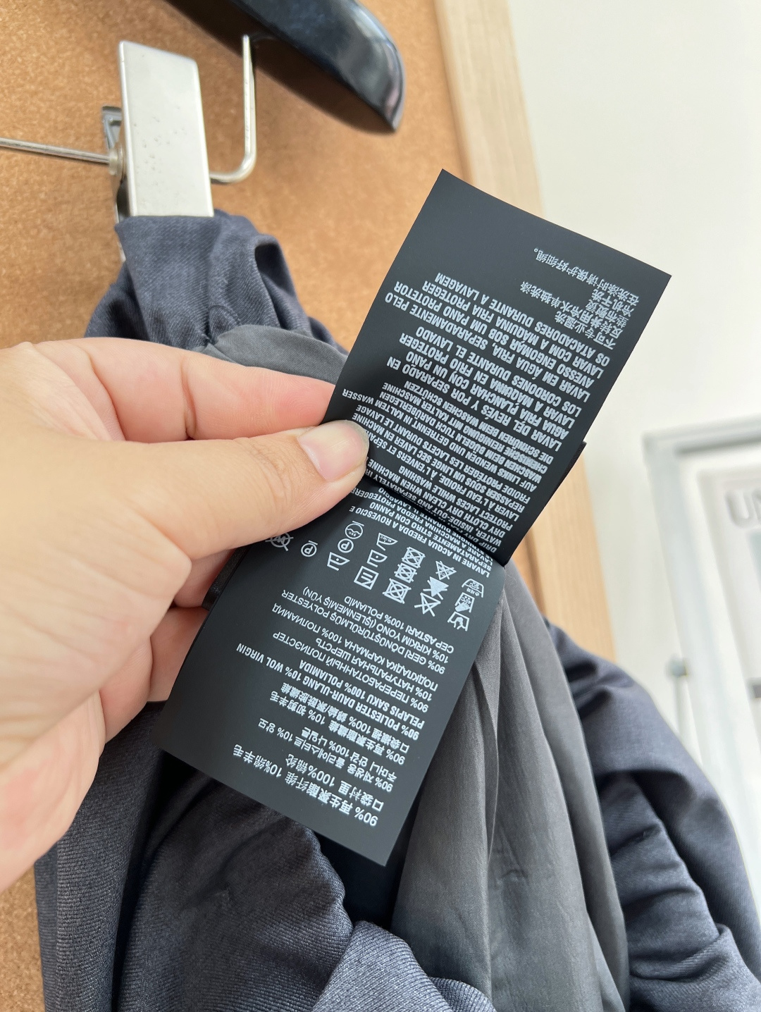 🆕MiuMiu深灰弹力腰半裙，轻薄面料，穿着舒适又显高级。中长款+弹力腰，贴合身形，活动自如~裙身黑标l