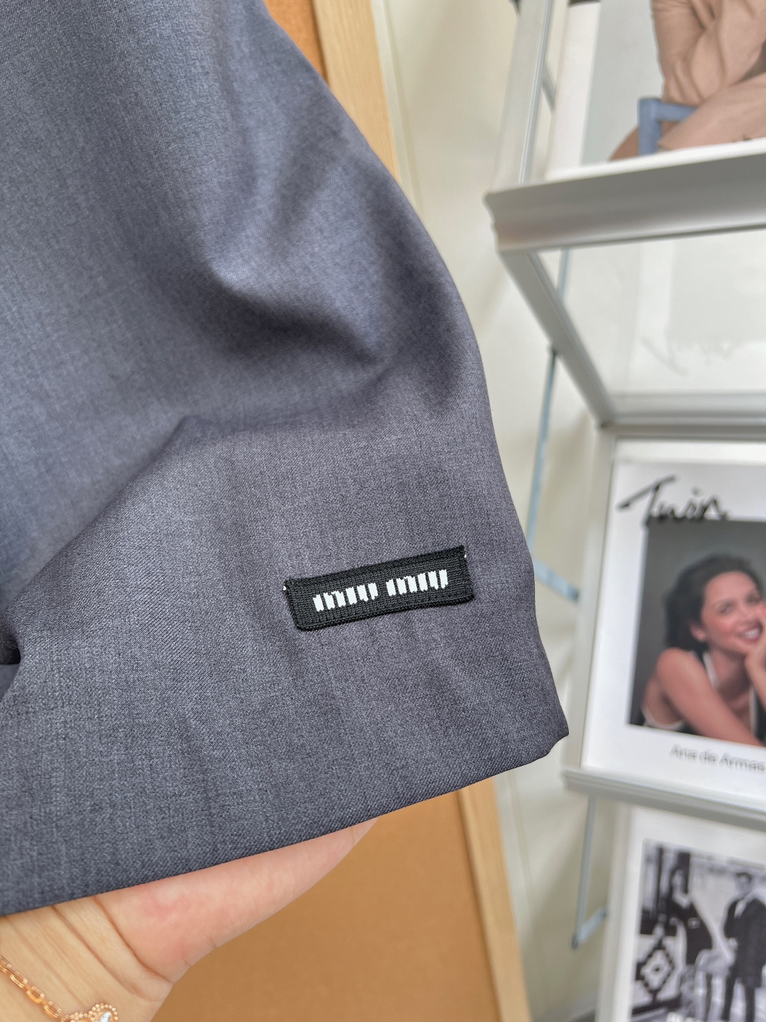 🆕MiuMiu深灰弹力腰半裙，轻薄面料，穿着舒适又显高级。中长款+弹力腰，贴合身形，活动自如~裙身黑标l