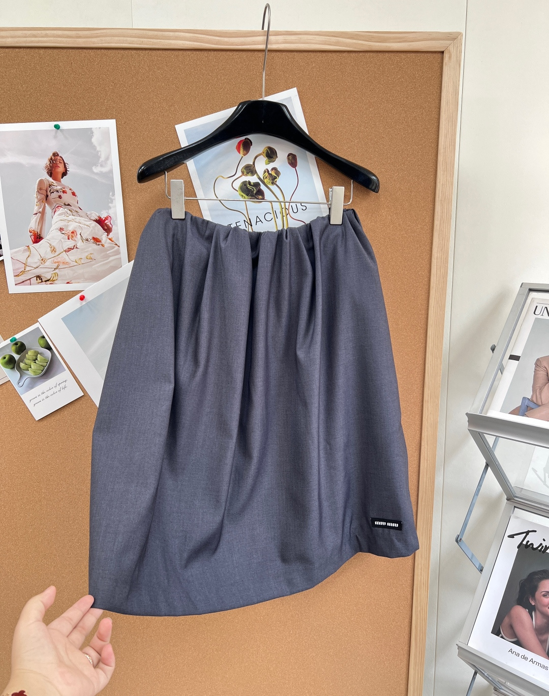 🆕MiuMiu深灰弹力腰半裙，轻薄面料，穿着舒适又显高级。中长款+弹力腰，贴合身形，活动自如~裙身黑标l